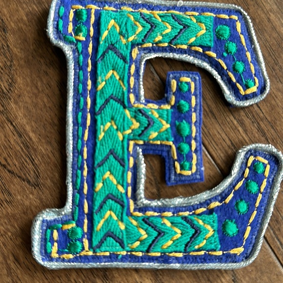 ⛄️ 50% off⛄️Only 1 left!! Felt Letter E Ornament /Present Topper - Picture 3 of 4